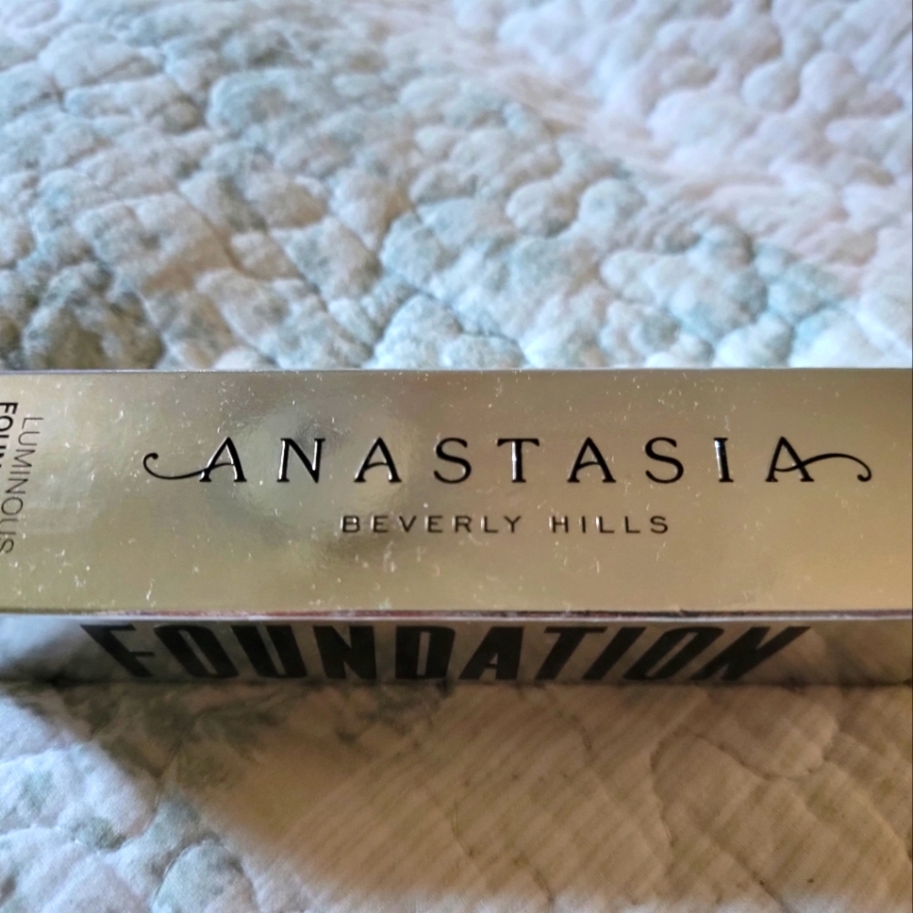 ANASTASIA BEVERLY HILLS LUMINOUS FOUNDATION
